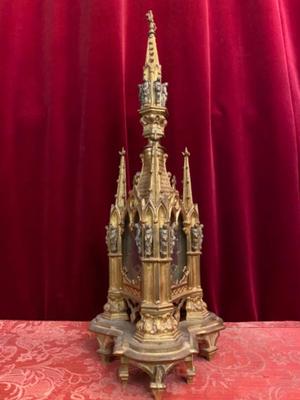 Reliquary style Gothic - style en Bronze / Gilt / Glass, France 19 th century ( Anno 1865 )