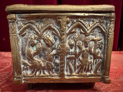 Reliquary - Box style Gothic - Style en Bronze Gilt, Italy  19 th century