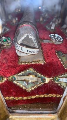 Reliquary Containing Large Bone Of Pius Pope Martyr Multiple Relics Around style Gothic - style en Wood / Gilt / Glass, France 19 th century ( Anno 1875 )