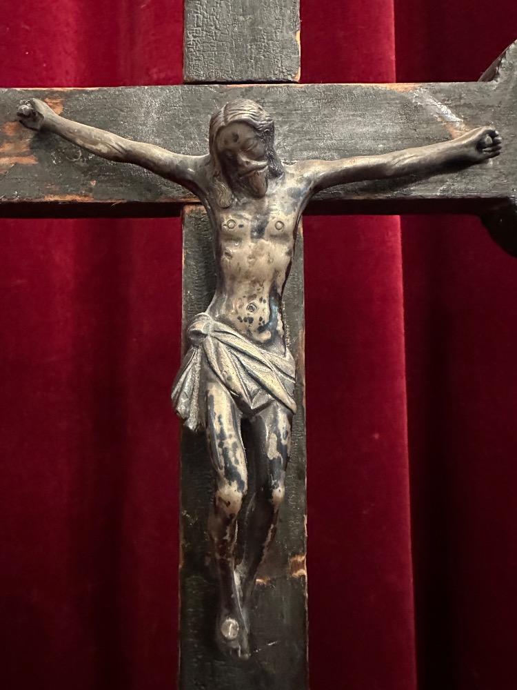 1 Gothic - Style Reliquary - Cross Relics :Relics Ex Ossibus : St. Augustinus / St. Adriani. Ex Ossibus St. Monica / St. Petronilla. Ex Ossibus St. Leonardus. Ex Ossibus ?