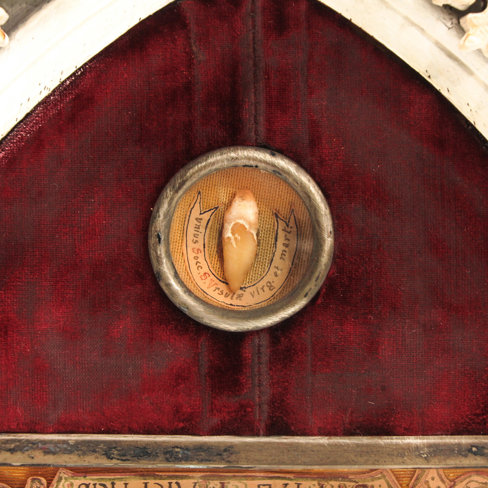 1 Gothic - style Reliquary Extreme Unique Containing Multiple Ex Ossibus Relics. Large Bones Of St. Ursula. St. Maximin. 18 Theca.