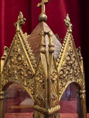 Reliquary - Relic  style Gothic - Style en Brass / Bronze / Glass, France 19 th century ( Anno 1875 )