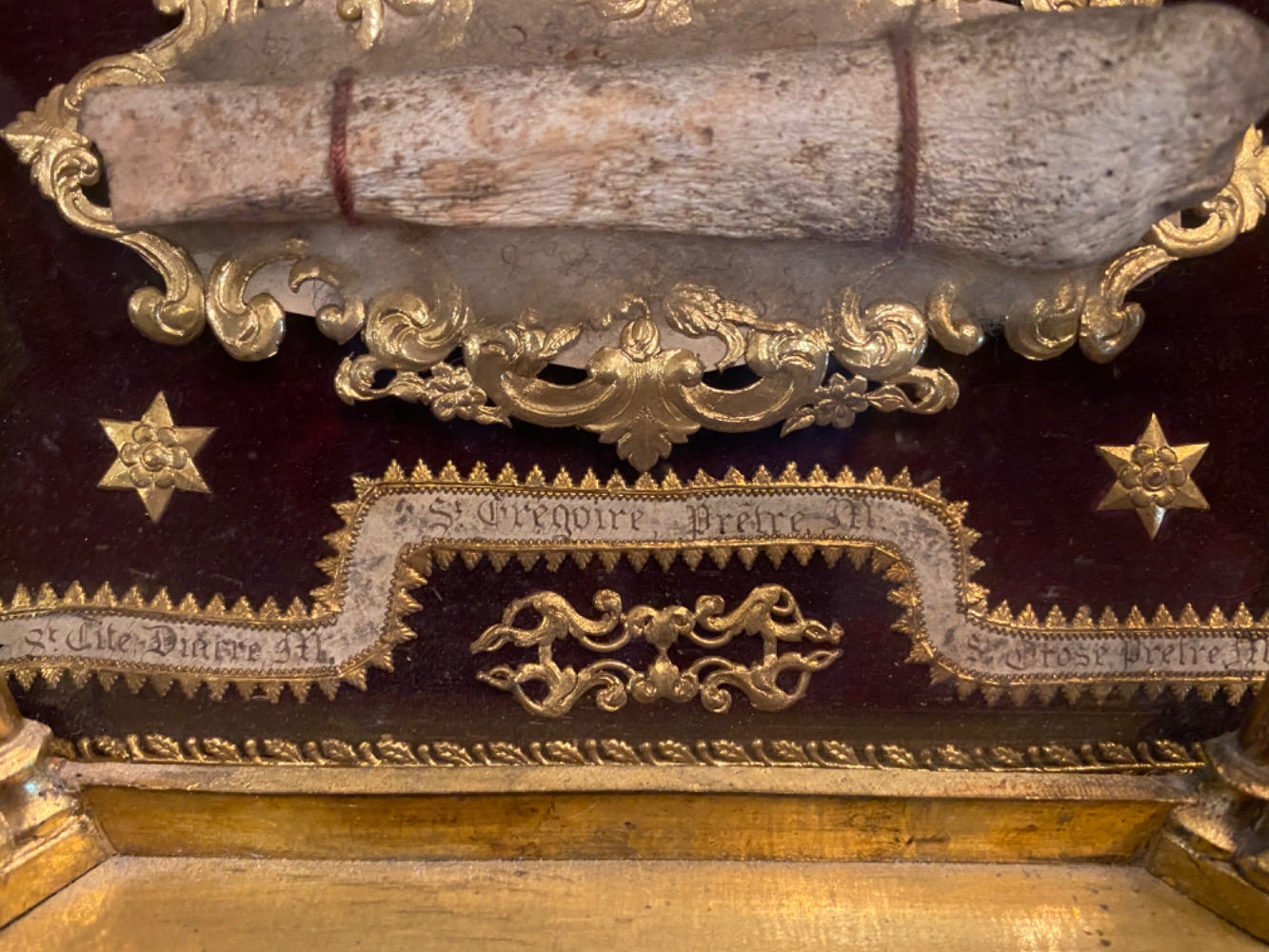 1 Gothic - style Reliquary - Relics Ex Ossibus St. Gregorius Priest. St. Citus Deacon. St. Brose Priest. With Original Documents