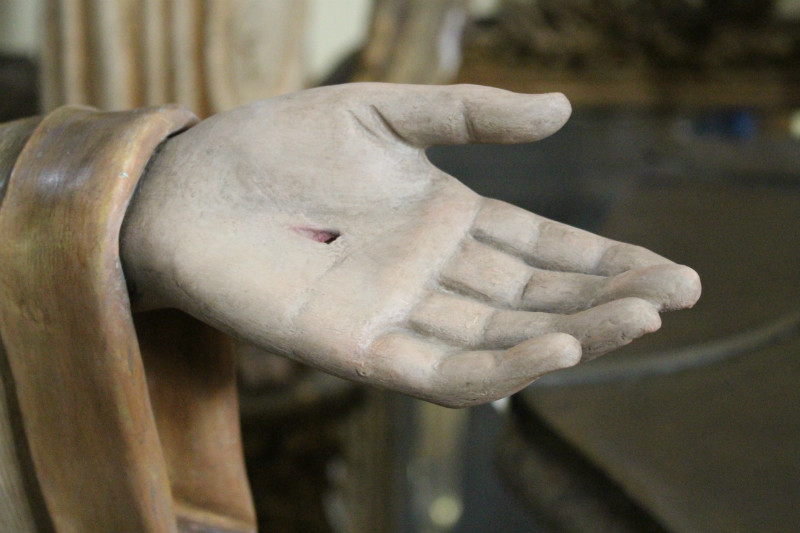 1 Gothic - style Sacred Heart Statue