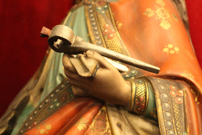 1 Gothic - style St. Appolonia Statue