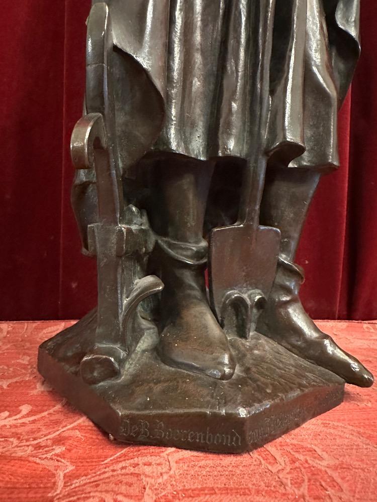 1 Gothic - Style St. Isidore Statue With The Dedication: 'De B. Boerenbond Aan J. Helleputte Zijnen Hoofddeken Den 29 April 1906'.