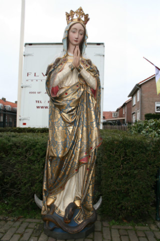 1 Gothic - style St. Mary Statue