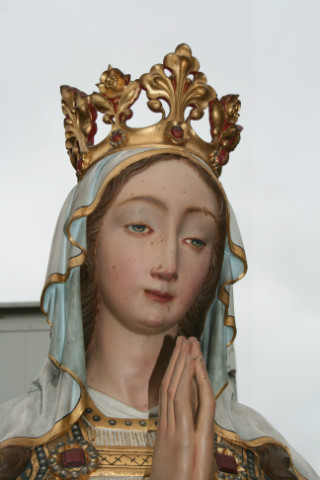 1 Gothic - style St. Mary Statue