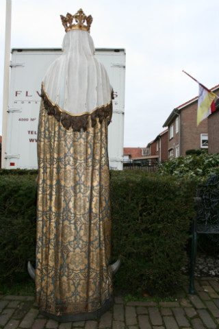 1 Gothic - style St. Mary Statue