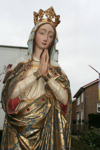 1 Gothic - style St. Mary Statue