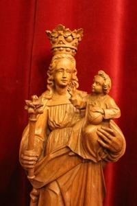 St. Mary With Child. By Gustaaf Delafontaine. style Gothic - style en FULLY HAND-CARVED OAK, Belgium 20th century