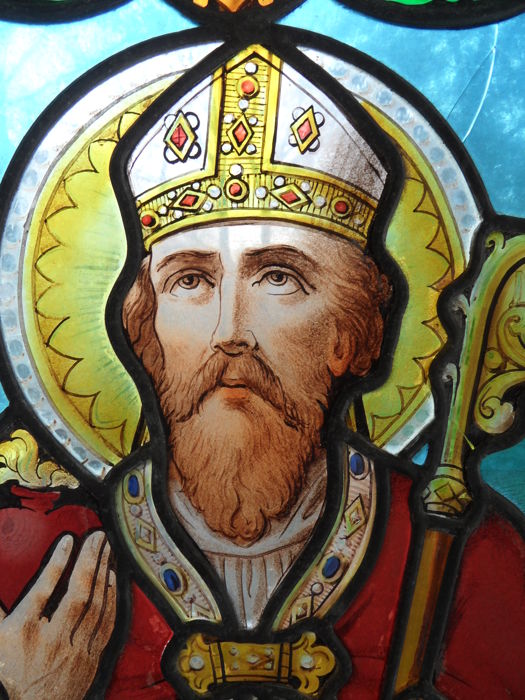 1 Gothic - style Stainded Glass Window. Weight 8.3 Kgs.