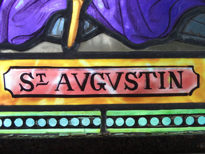 1 Gothic - style Stainded Glass Window. Weight 8.3 Kgs.