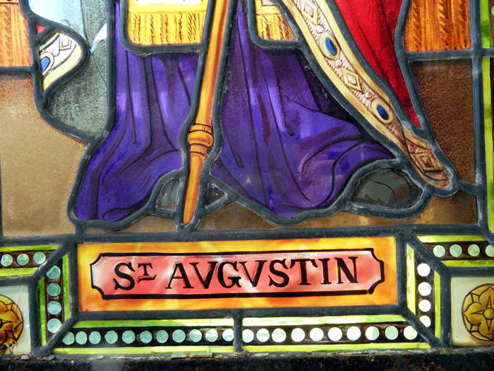 1 Gothic - style Stainded Glass Window. Weight 8.3 Kgs.