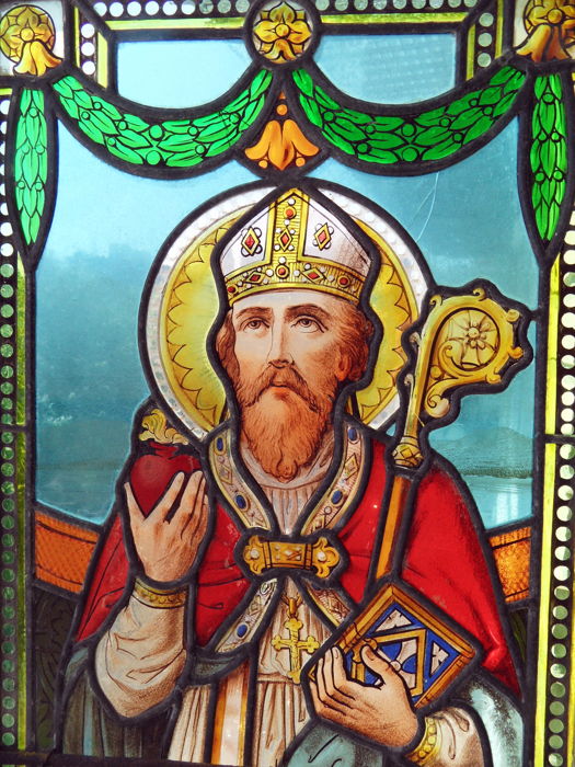 1 Gothic - style Stainded Glass Window. Weight 8.3 Kgs.