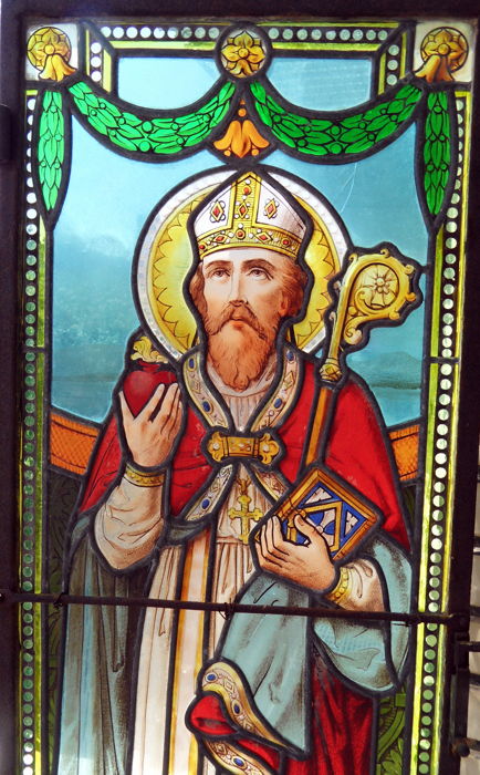 1 Gothic - style Stainded Glass Window. Weight 8.3 Kgs.