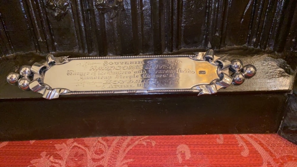 1 Gothic - style Stand