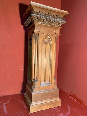 Statue Stand style Gothic - style en Oak wood, Dutch 19th century