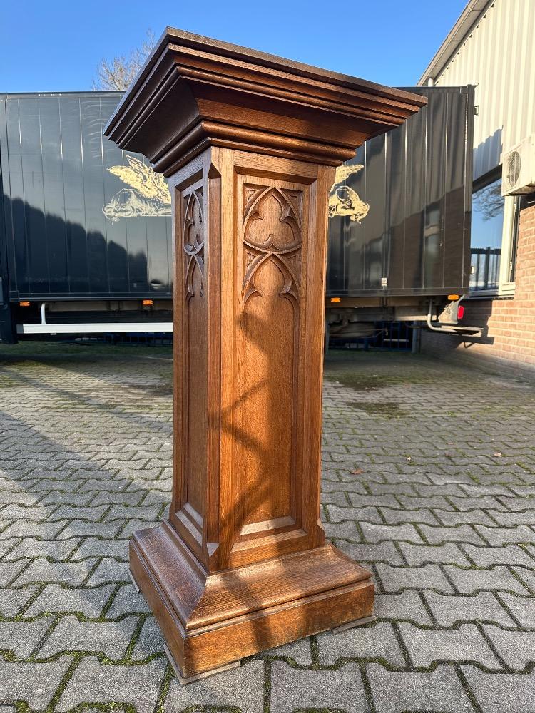 1 Gothic - Style Statue Stand