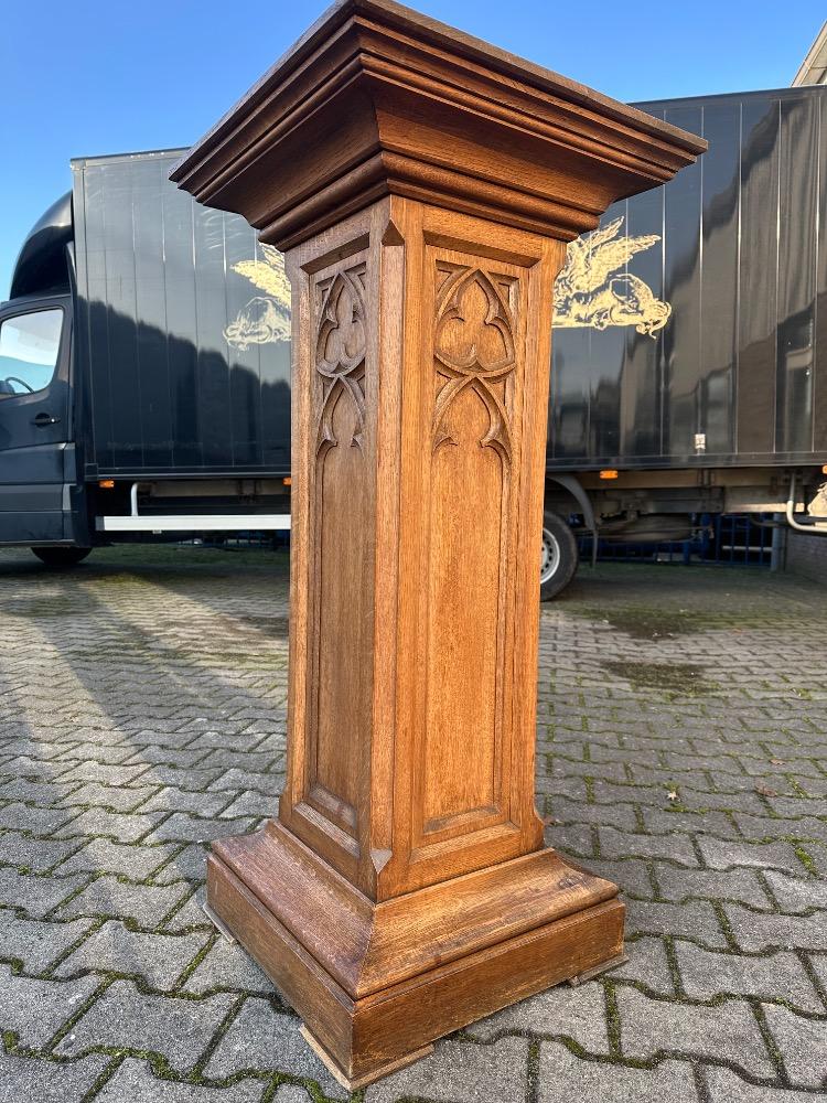 1 Gothic - Style Statue Stand