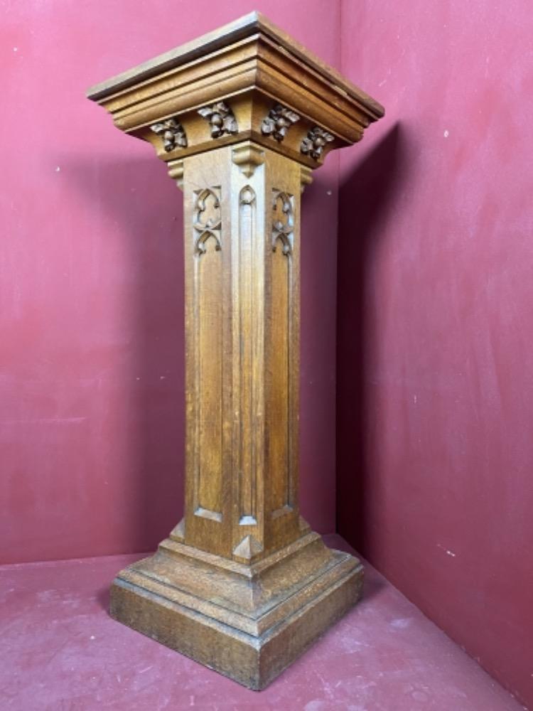 1 Gothic - style Statue Stand