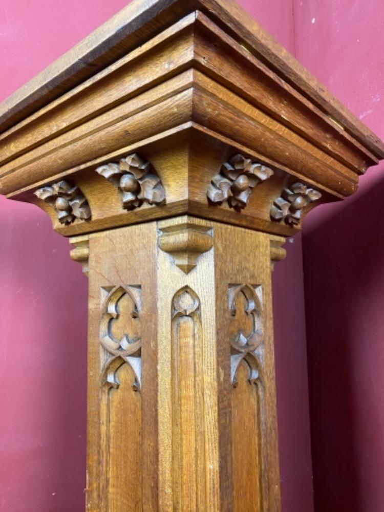 1 Gothic - style Statue Stand