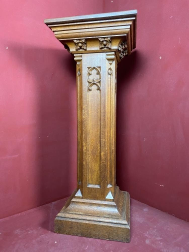 1 Gothic - style Statue Stand