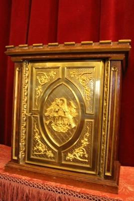 Tabernacle style Gothic - style en Oak wood / Bronze Door Gilt / Original Key, Belgium 19th century ( anno about 1870 )