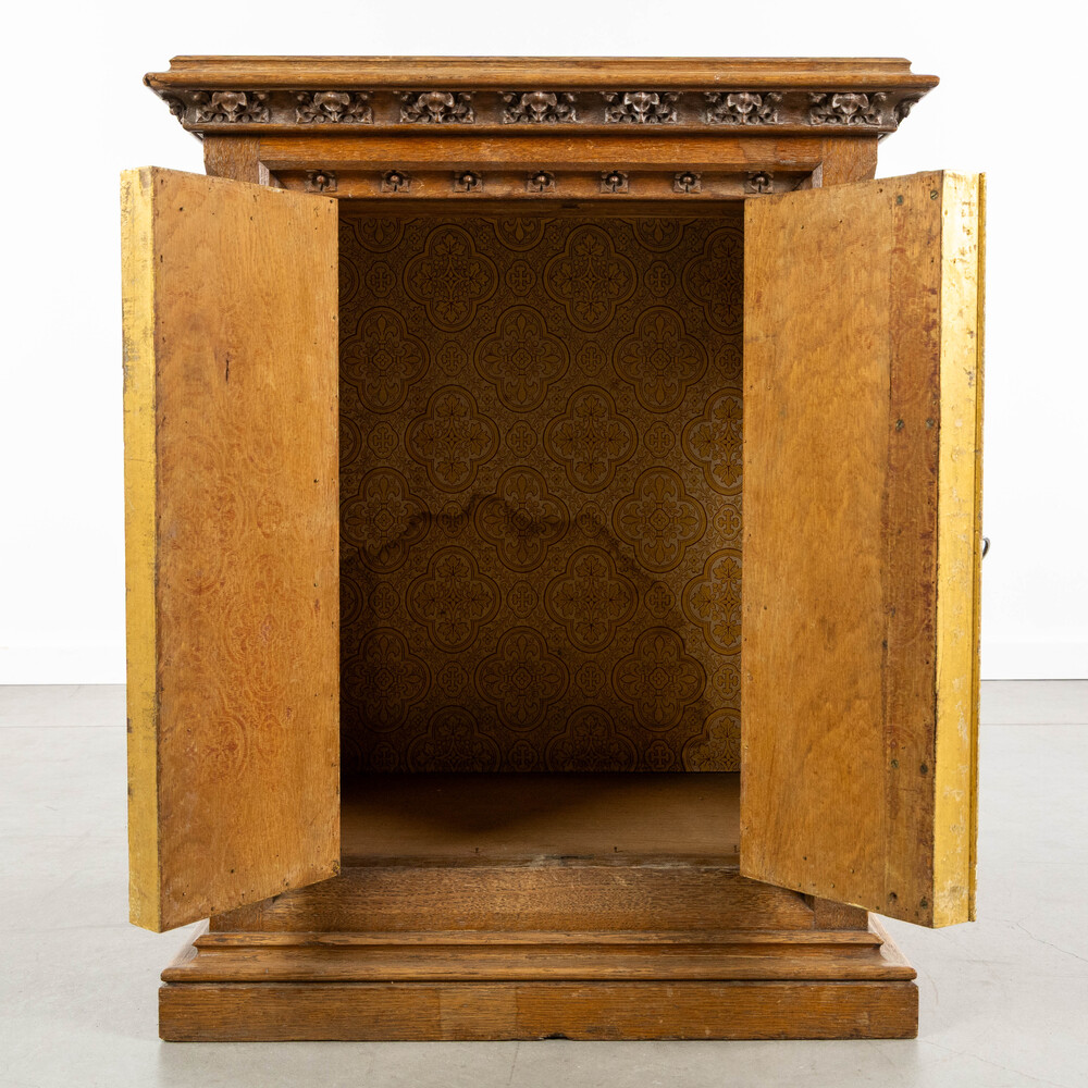 1 Gothic - Style Tabernacle Expected !!