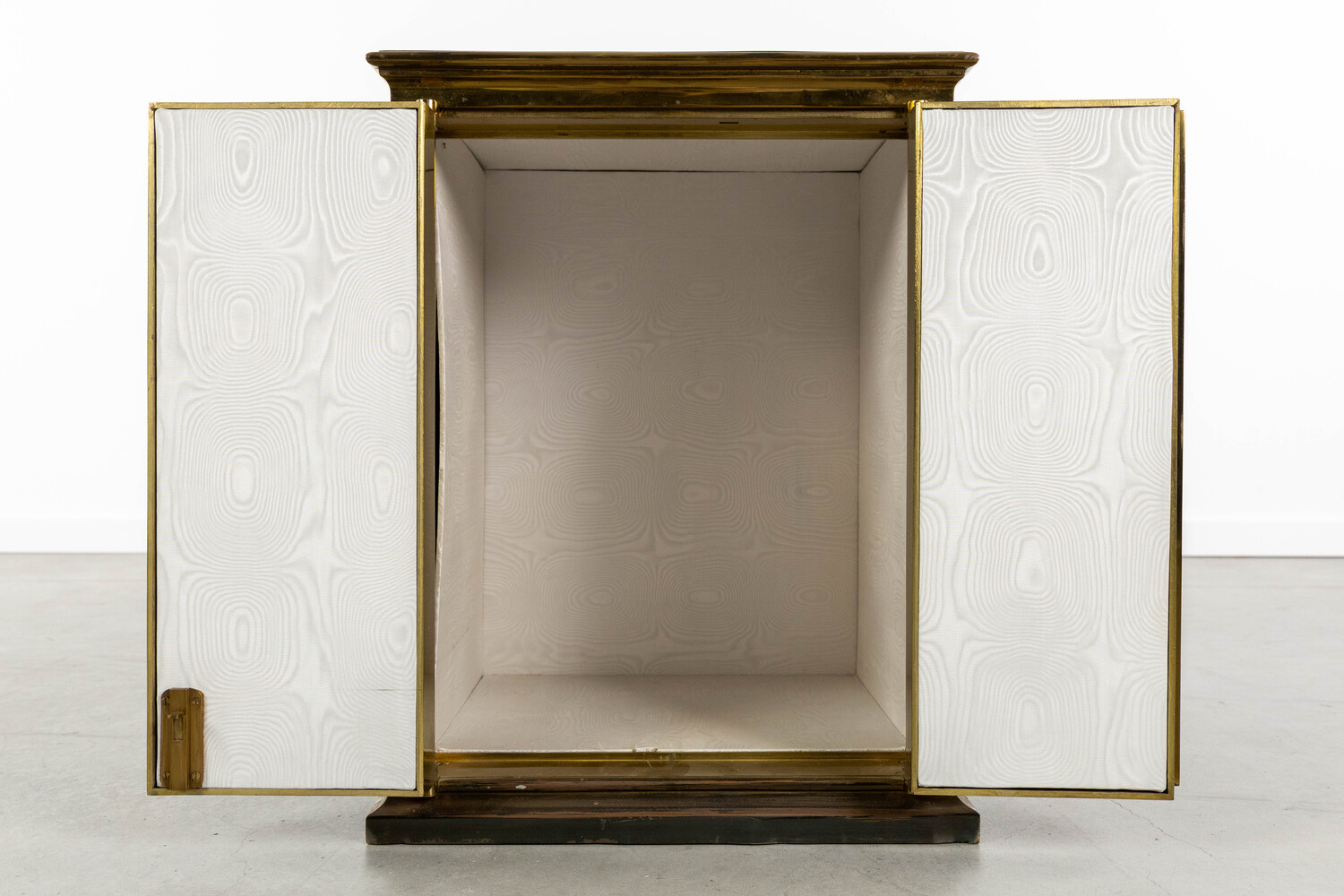 1 Gothic - Style Tabernacle Expected !