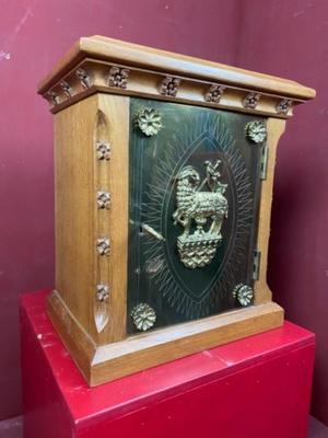 Tabernacle With Original Key style Gothic - Style en Oak Wood / Brass / Bronze / Fabrics , Dutch 19th century ( anno 1890 )