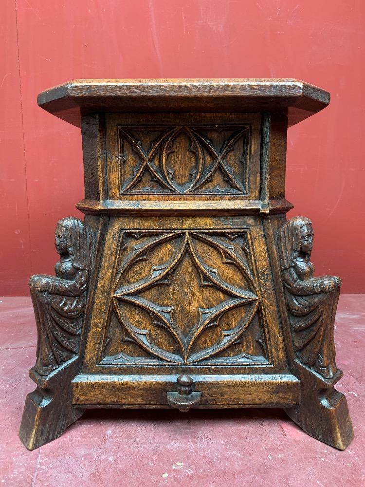 1 Gothic - Style Tabouret