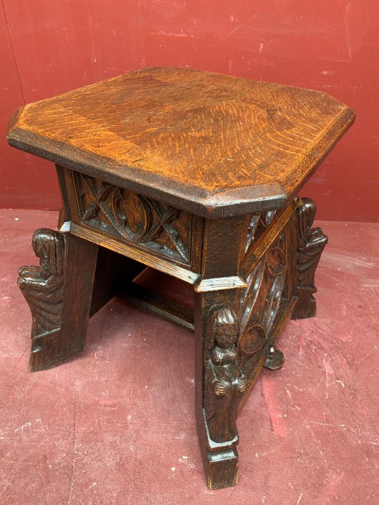 1 Gothic - Style Tabouret