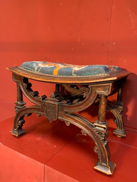 1 Gothic - style Tabouret