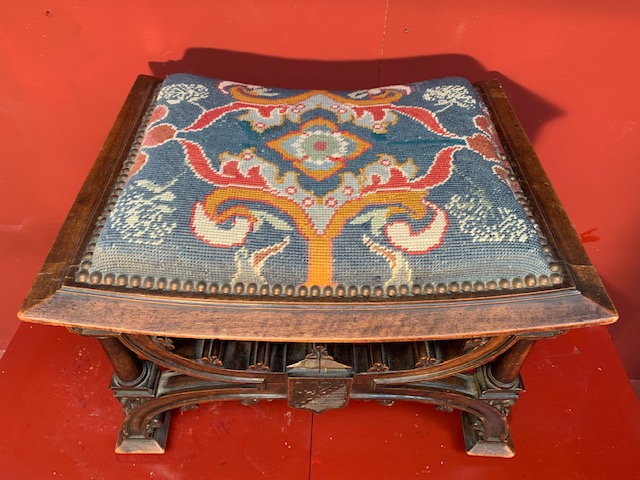 1 Gothic - style Tabouret