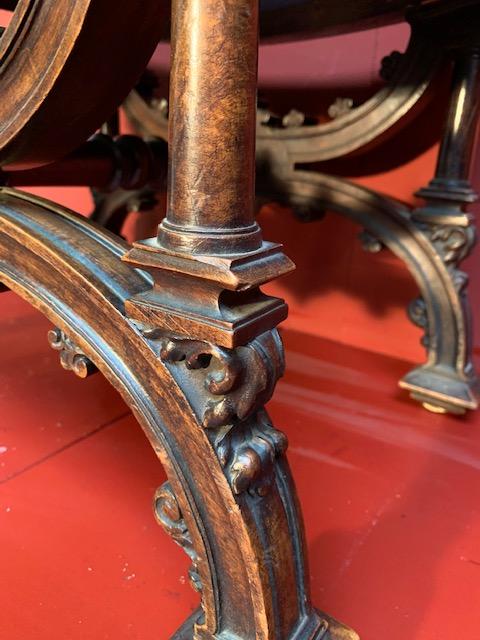 1 Gothic - style Tabouret