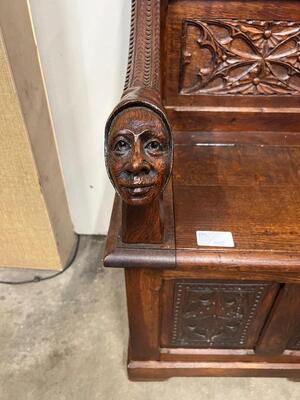 Throne -Bishop -Seat. Gothic -Style  style Gothic - Style en Oak wood, France 19 th century