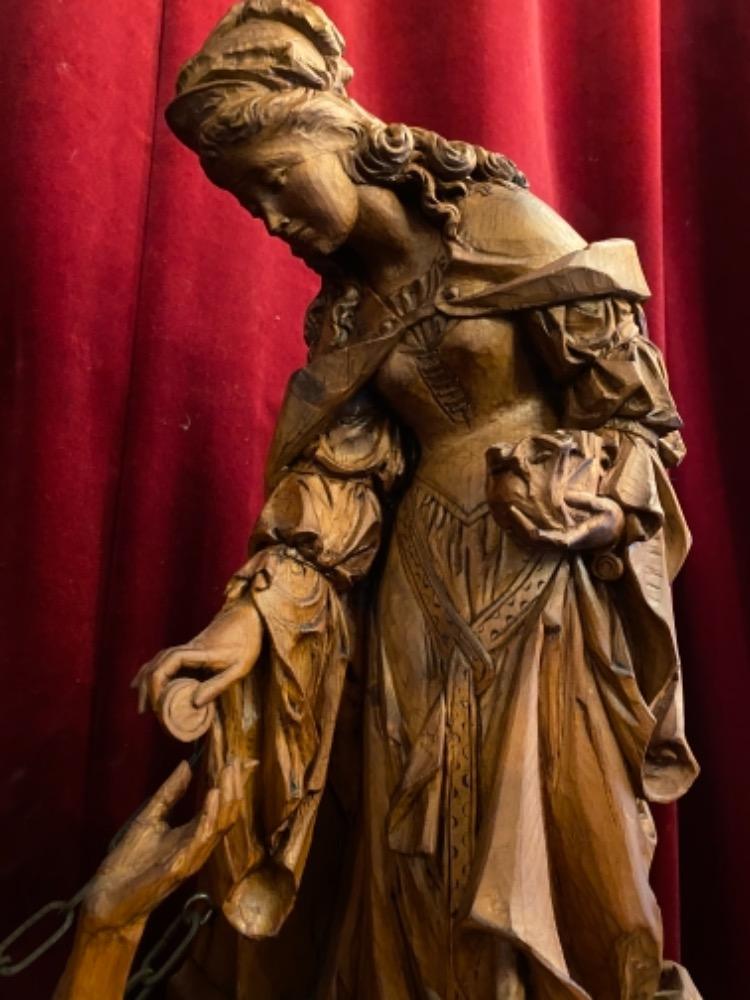 1 Gothic - style Wood Carved Statue Of Saint Elizabeth Giving A Coin With Her Right Hand To The Left Hand Of Beggar As Charity Gesture