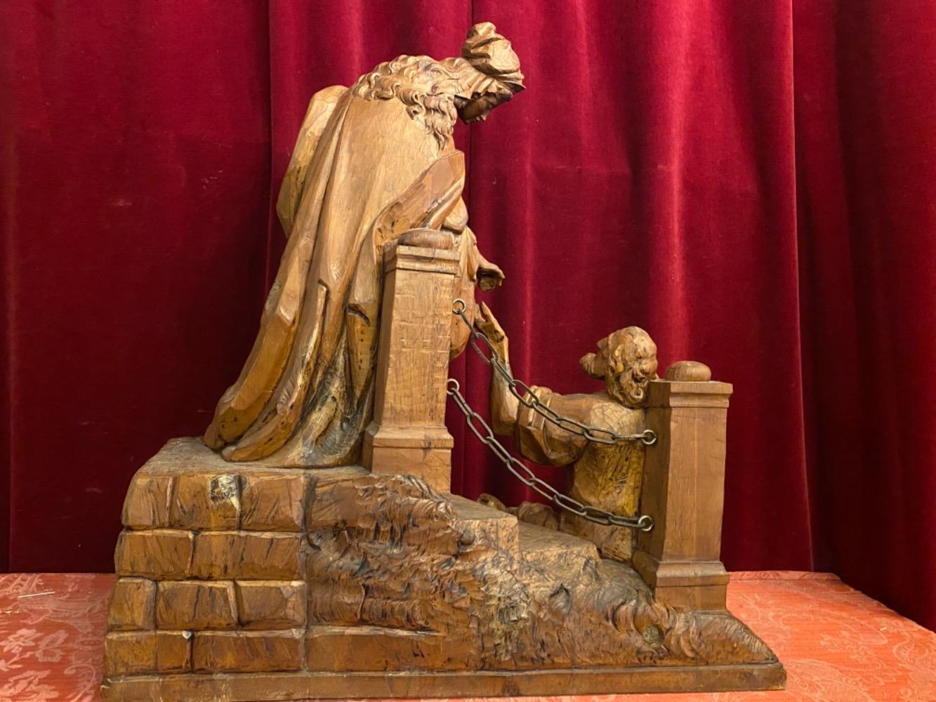 1 Gothic - style Wood Carved Statue Of Saint Elizabeth Giving A Coin With Her Right Hand To The Left Hand Of Beggar As Charity Gesture