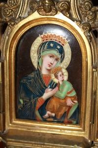 Tryptich With Painting Of St. Mary With Child On Porcelain style Gothic en Bronze , France