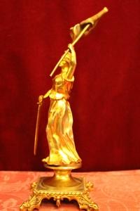 Jeanne D Arc Statue en solid bronze - gilt, France 19th century (1875)