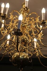 Large Chandelier With 18 Lights New Polished And Varnished en Brass , 19th century