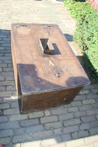 Large Offer Box en Oak wood, Dutch 19th century