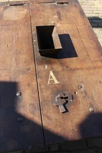 Large Offer Box en Oak wood, Dutch 19th century