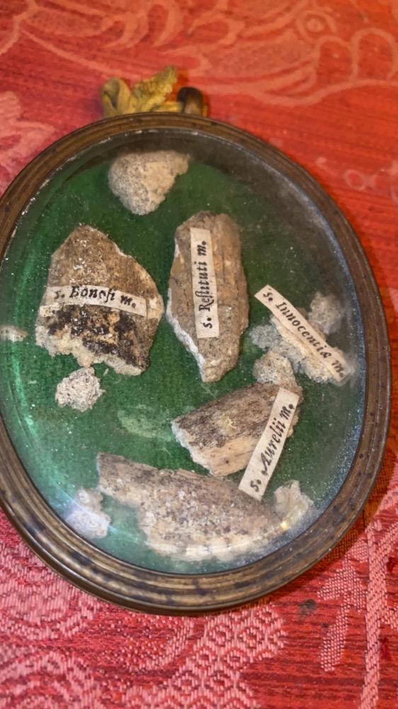 1  Large Reliquary First Class Ex Ossibus : St. Bonosi M. St. Aurelii M. St. Innocentii M. St. Restituti M.