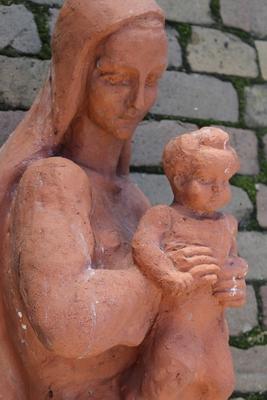 Madonna Signed By P. Rovers (1902 - 1995 ) Wall Statue. Weight 40 Kgs. en Terra-Cotta, The Netherlands 20th century (1950)