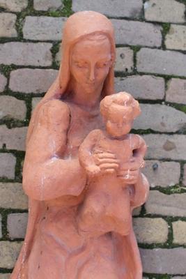 Madonna Signed By P. Rovers (1902 - 1995 ) Wall Statue. Weight 40 Kgs. en Terra-Cotta, The Netherlands 20th century (1950)