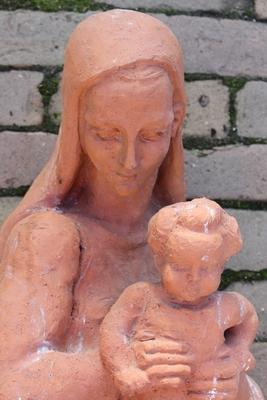 Madonna Signed By P. Rovers (1902 - 1995 ) Wall Statue. Weight 40 Kgs. en Terra-Cotta, The Netherlands 20th century (1950)