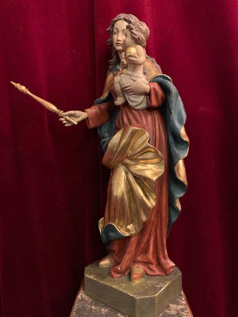 1  Madonna Total Height: 71 Cm.