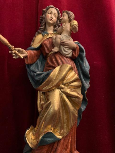 1  Madonna Total Height: 71 Cm.